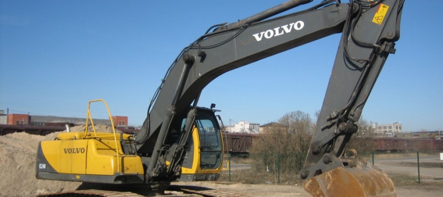     4 (Volvo, Liebherr)